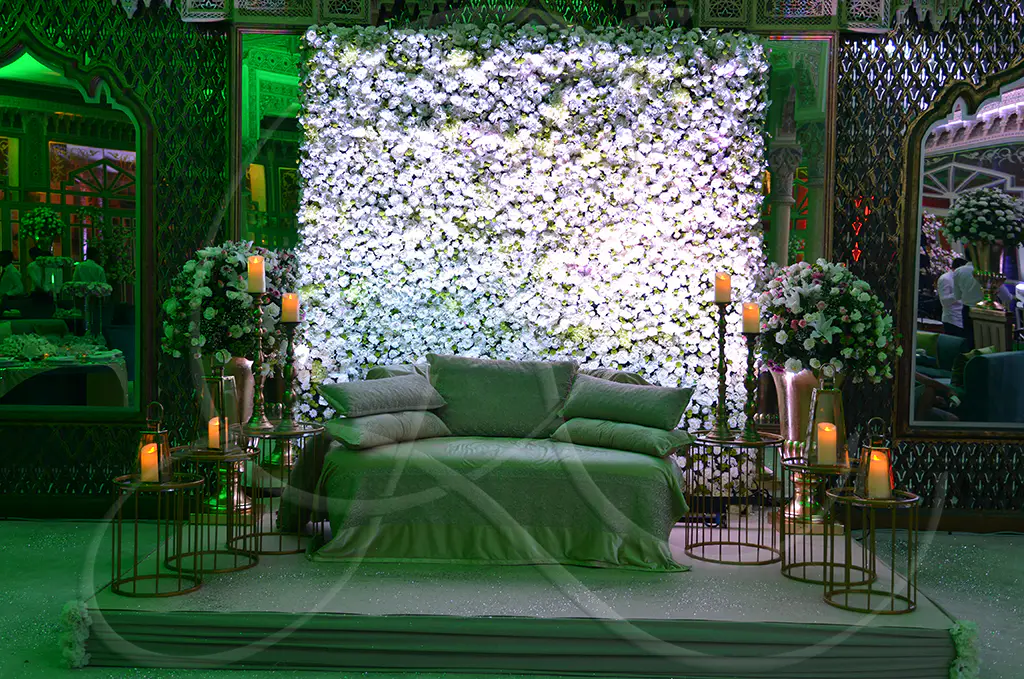 Wedding stage in front of a floral wall, ceremony scenography by Rahal Maître Traiteur