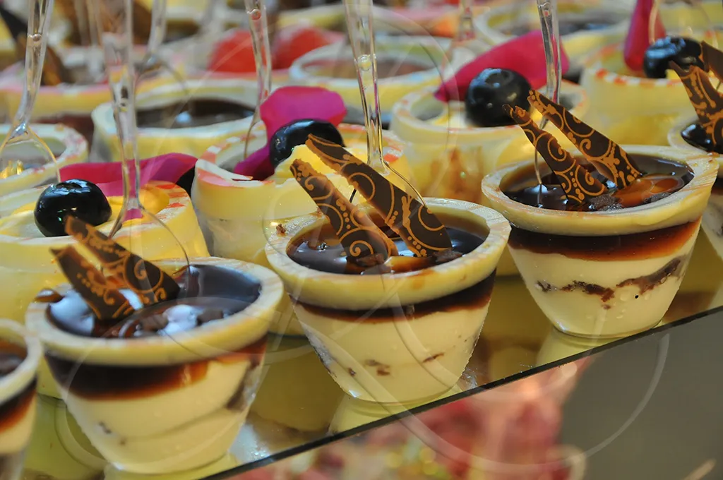 Individual chocolate-caramel verrines, precise plating for an intimate reception, Rahal Maître Traiteur